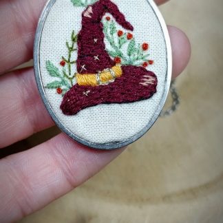 Pendentif Brodé Main Chapeau Sorcière Magique & Fleurs - Bijou Artisanal Unique Witchy