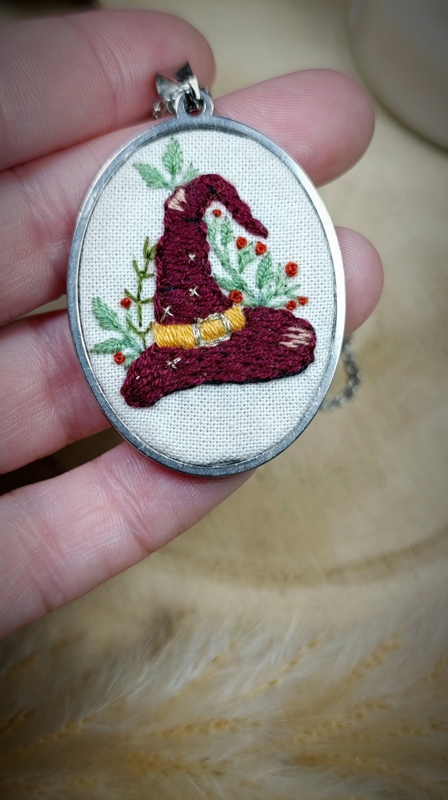 Pendentif Brodé Main Chapeau Sorcière Magique & Fleurs - Bijou Artisanal Unique Witchy – Image 2