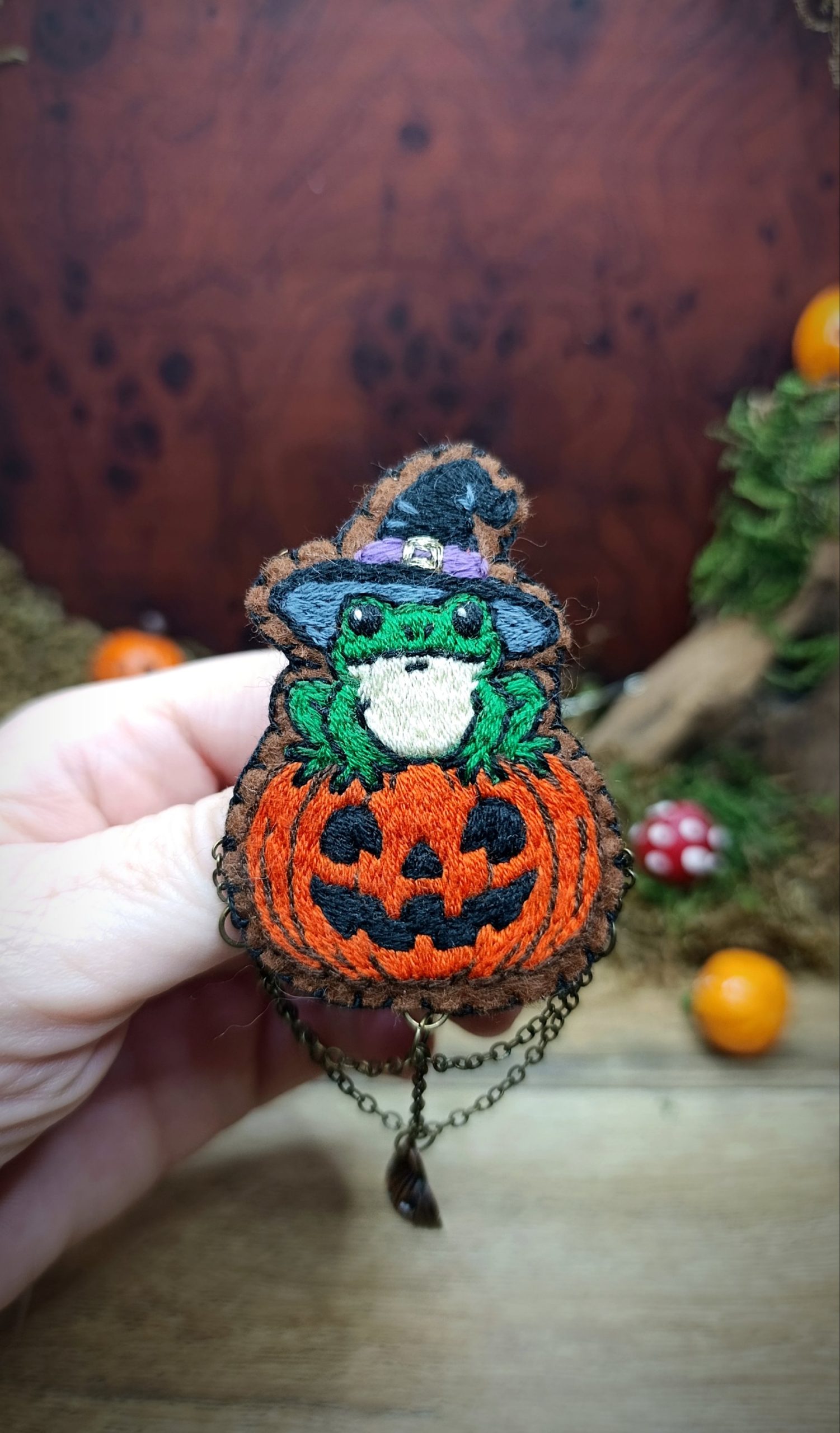 Broche grenouille sorcière & Citrouille Jack O'lantern – Bijou Brodé main Halloween – Image 3