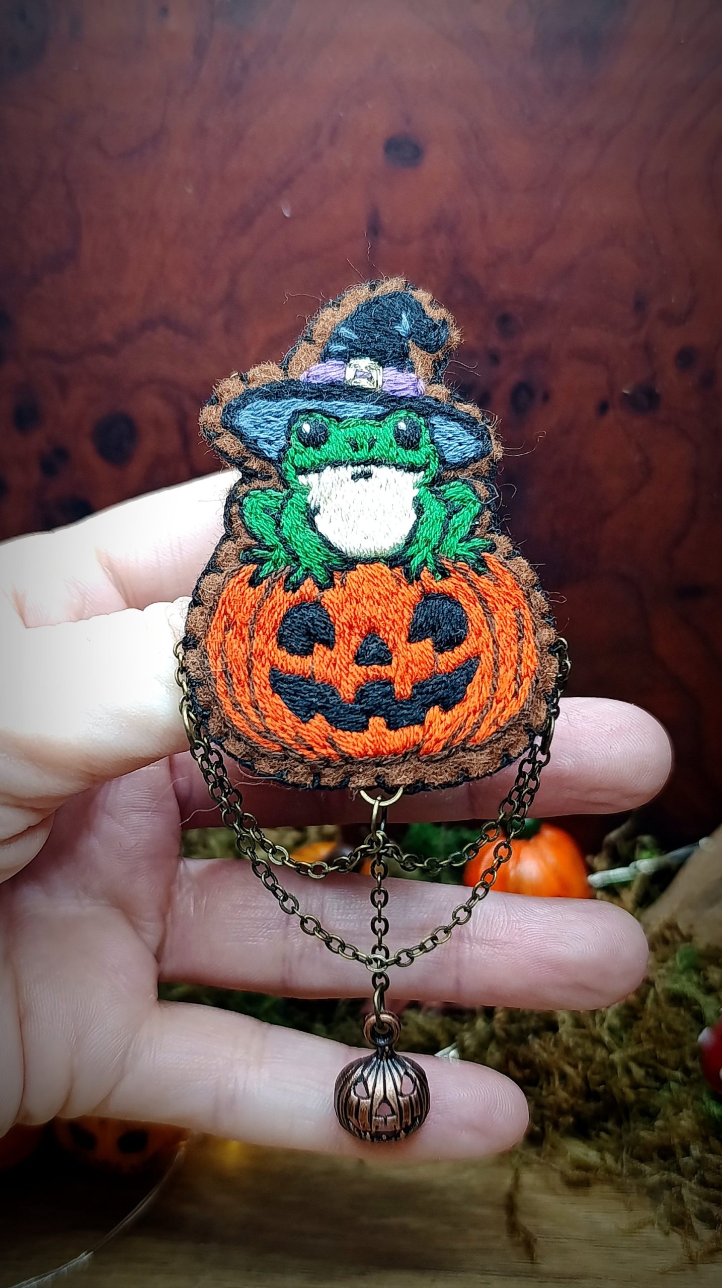 Broche grenouille sorcière & Citrouille Jack O'lantern – Bijou Brodé main Halloween