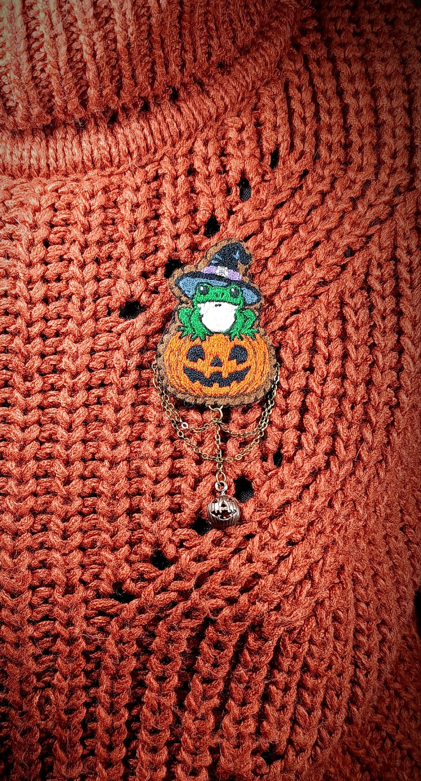 Broche grenouille sorcière & Citrouille Jack O'lantern – Bijou Brodé main Halloween – Image 2
